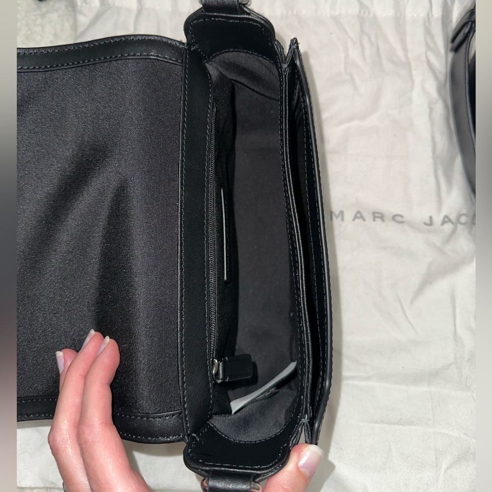 Marc Jacobs Elegant Black Crossbody Bag - Picture 4 of 12